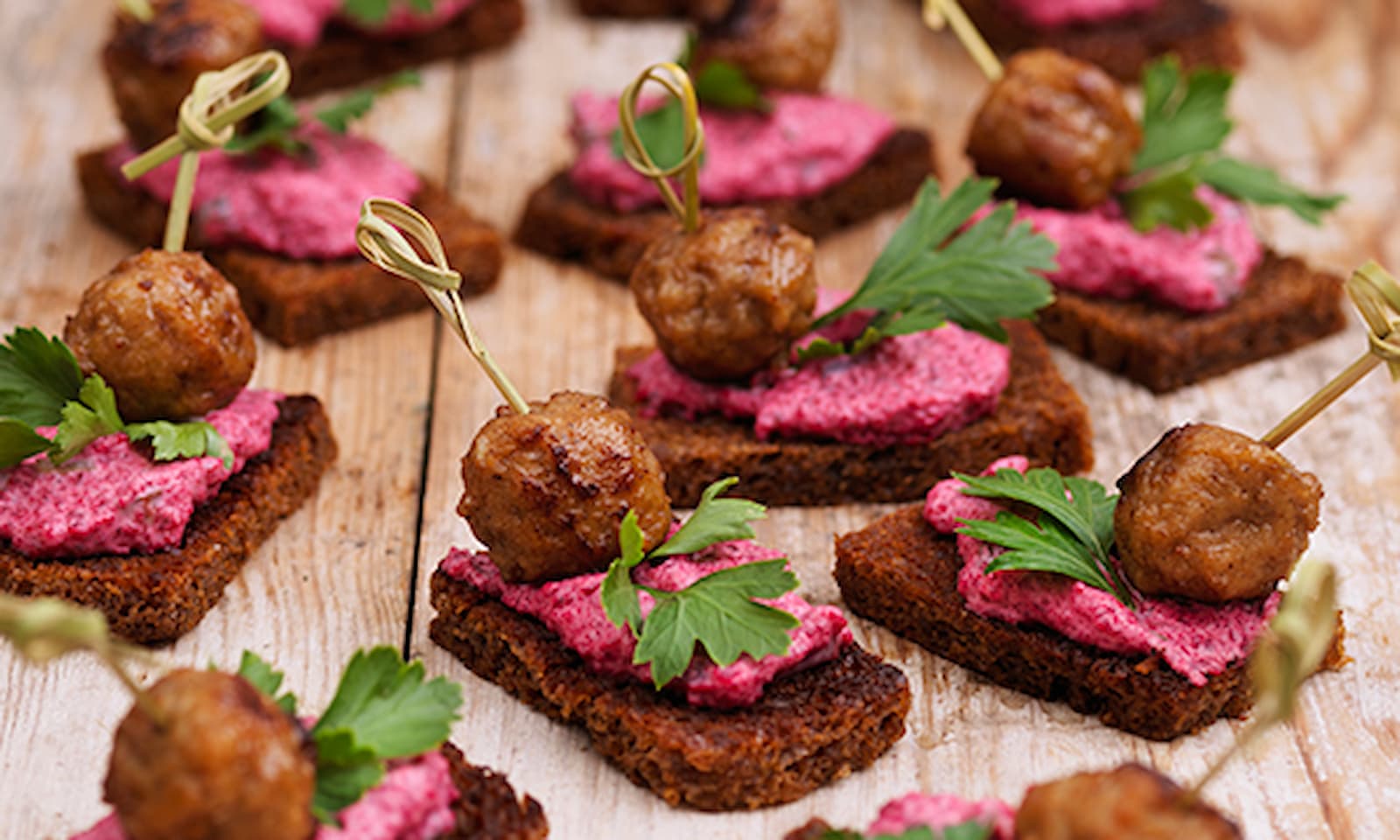 Köttbullar på kavring med rödbets spread jul 2017