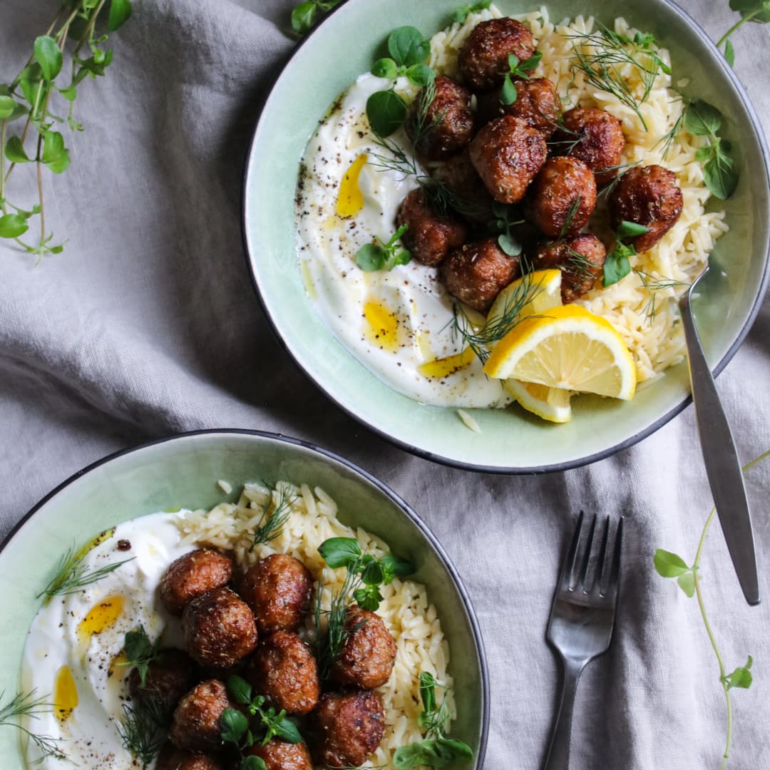 Citron- och oreganostekta köttbullar med orzo och vispad fetaost