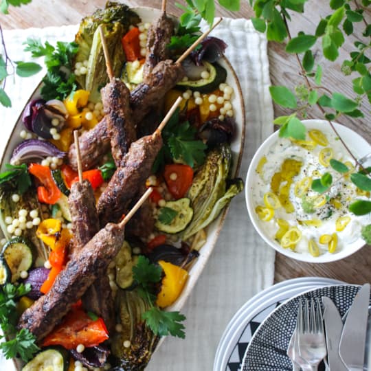 Grillade nötspett med grillade grönsaker, pärlcouscous och yoghurtsås