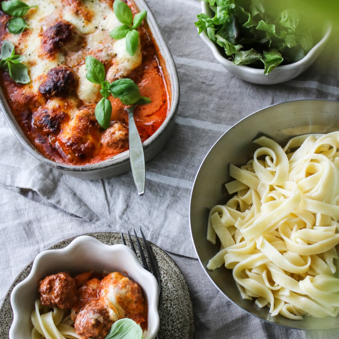 Parmesanbakade köttbullar i ljuvlig sås med röd pesto