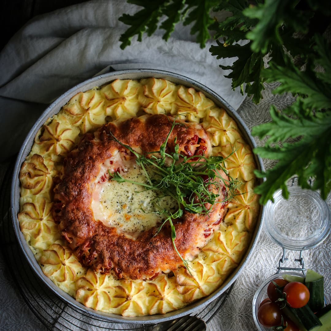 Ugnsstekt falukorv med bostongurka och spritsat potatismos