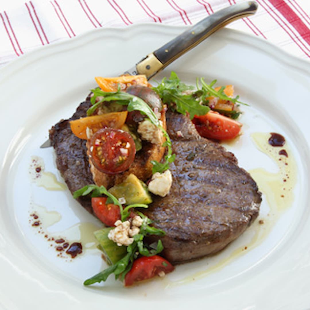 Grillad entrecote med tomatsallad och feta