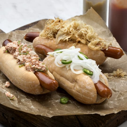 Chilidog, Korvish Anchochili med toppingar -  tofuchili, surkål och syrad silverlök