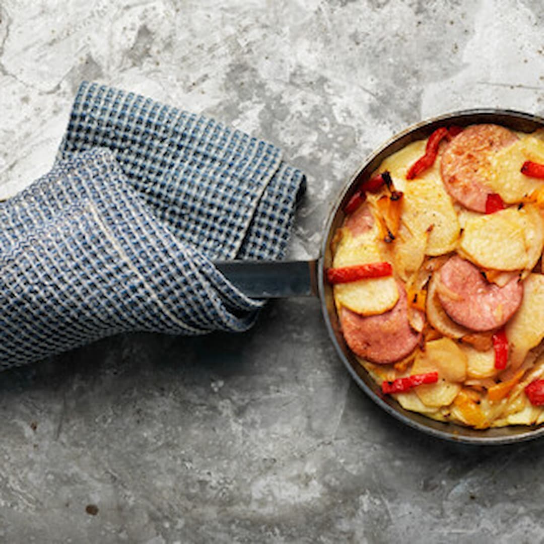 20 min: Tortillapanna med Deli falukorv, potatis, lök och haricots verts-sallad