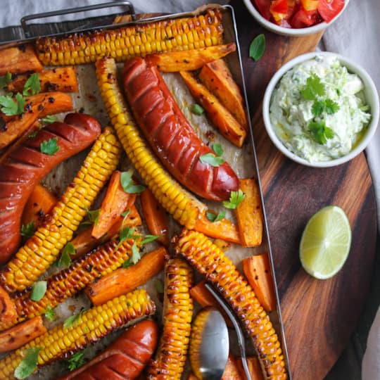 Chorizo, corn ribs och sötpotatis på plåt