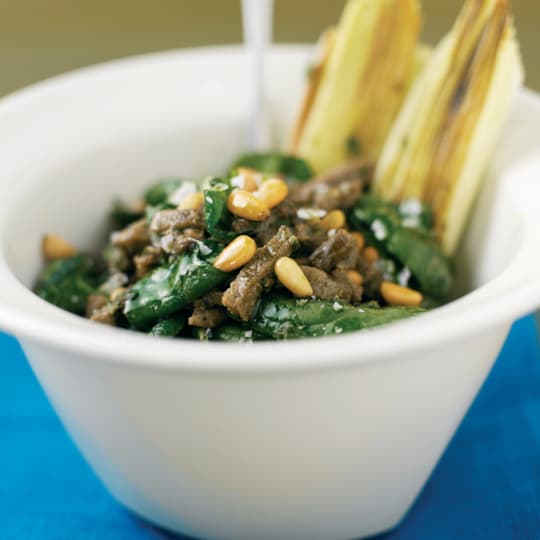 Biffsallad med spenat och pinjenötter