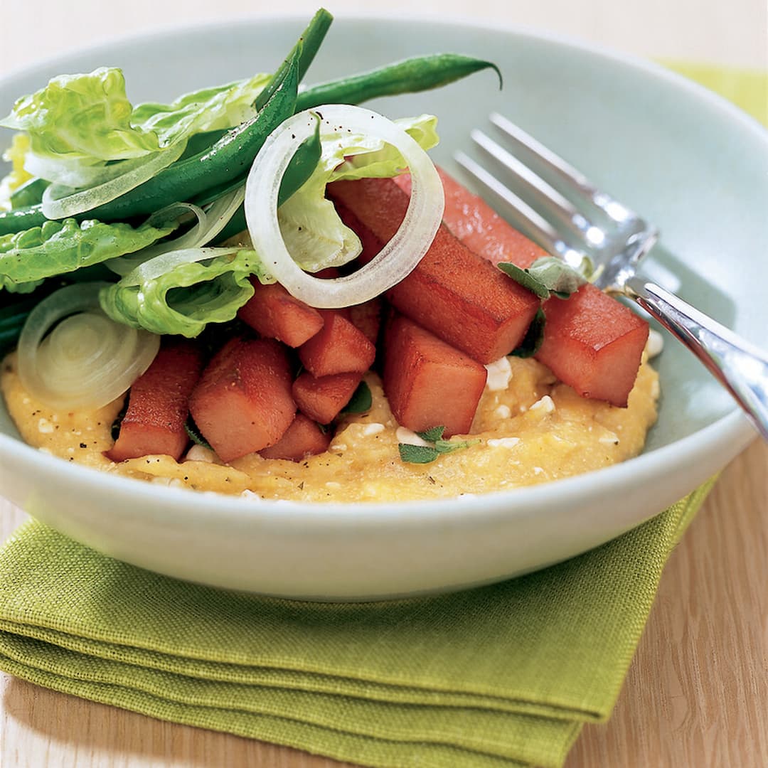 Falukorv med oregano, mjuk polenta och sallad