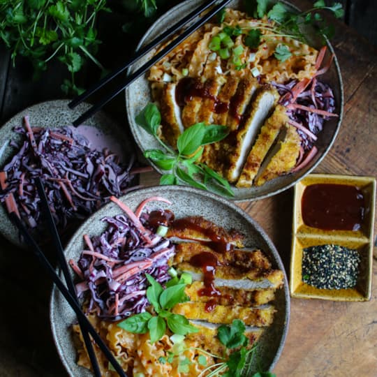 Tonkatsu med coleslaw och chilinudlar