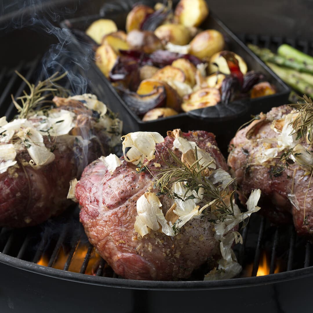 Helgrillad Örtig Lammstek med rostad färsk potatis och grillad sparris