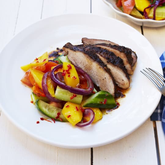 Pluma av Svensk Rapsgris med jerkrub på fruktig karibisk sallad