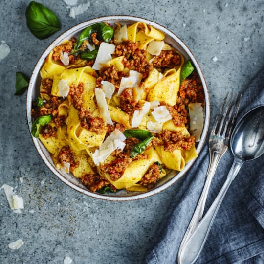 Tagliatelle med salsicciafärs, tomat, basilika och parmesan