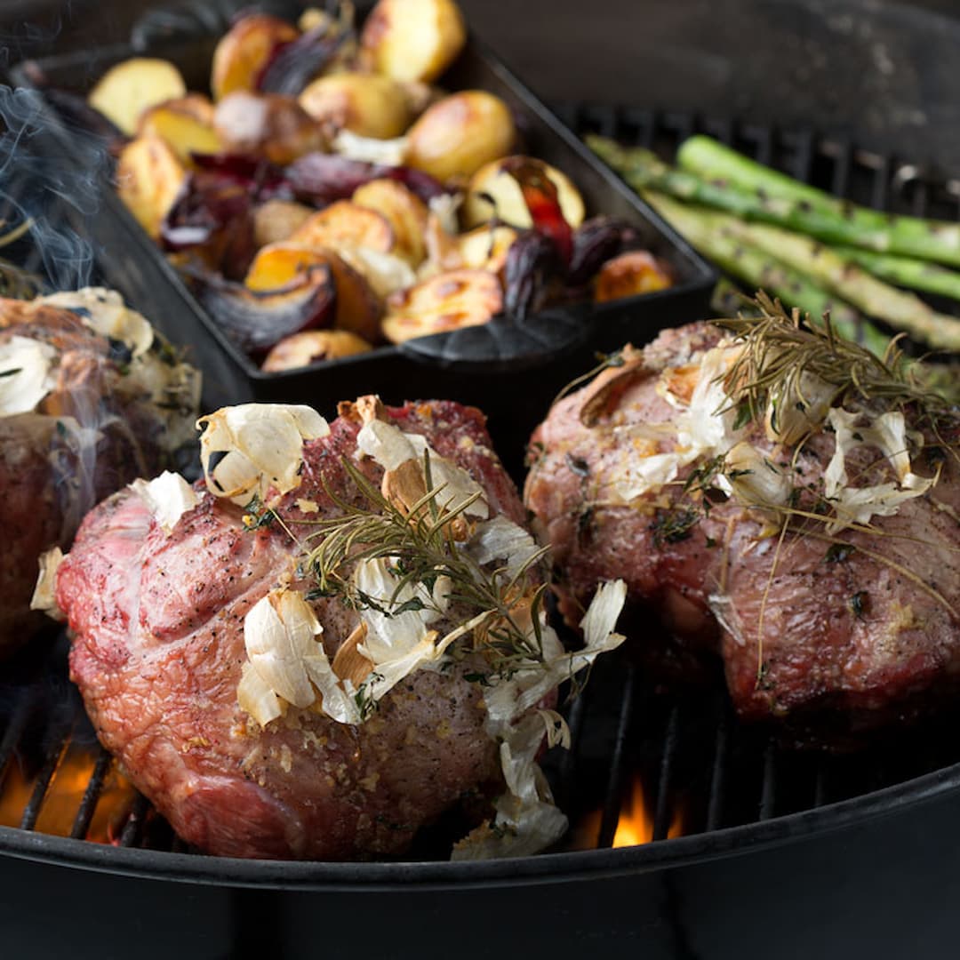 Helgrillad ortig lammstek med rostad farsk potatis och grillad sparris crop low res